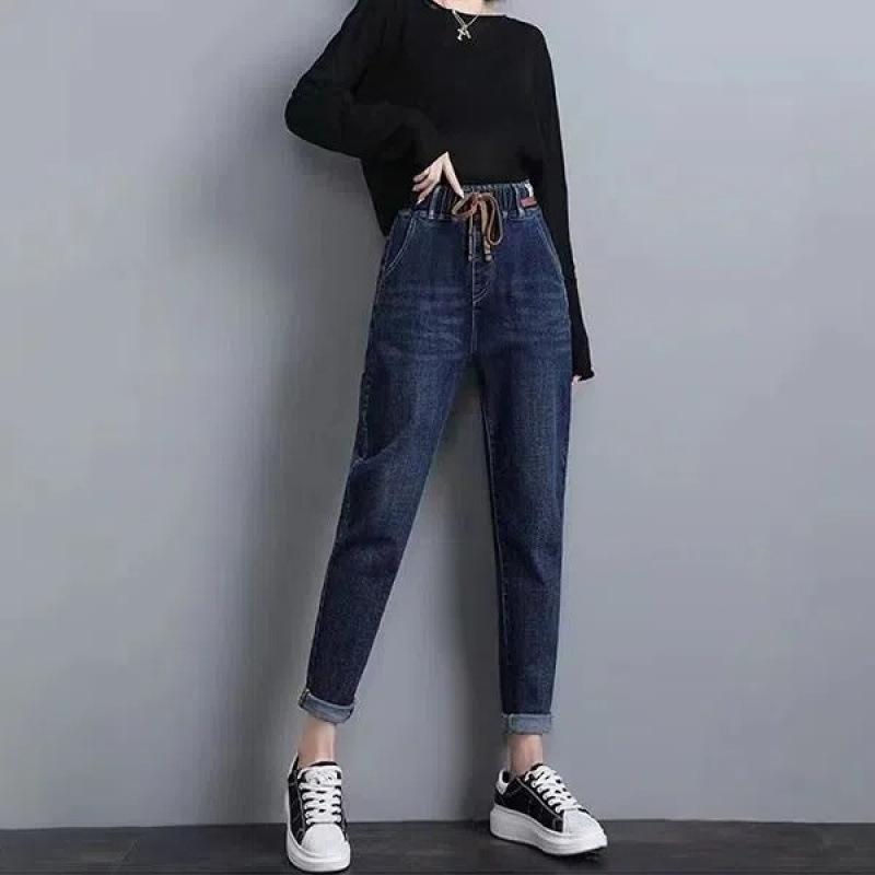 Elastic Waist Plus Size Jeans for Women Spring and Autumn Showing A Tall Pear Shaped Figure and Loose Fit for Women