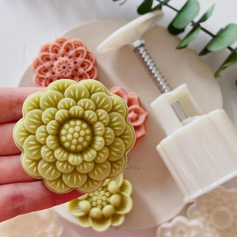 Ten-petal Lotus Seed Moon Cake Mold 75g 3D Hand-pressed Plastic Mooncake Mold Chinese Dessert Cake Baking Tool for Festival