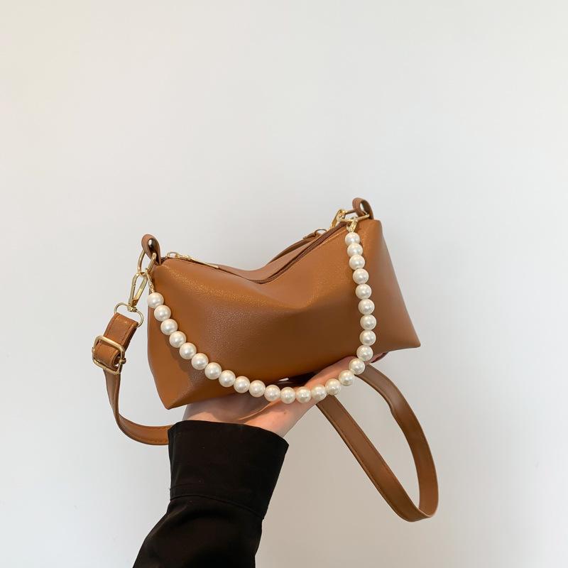 Einfache und modische kleine Tasche mit Perlenkette in einfarbiger Textur für Damen Frühling und Sommer Nischendesign Modische kleine quadratische Umhängetasche