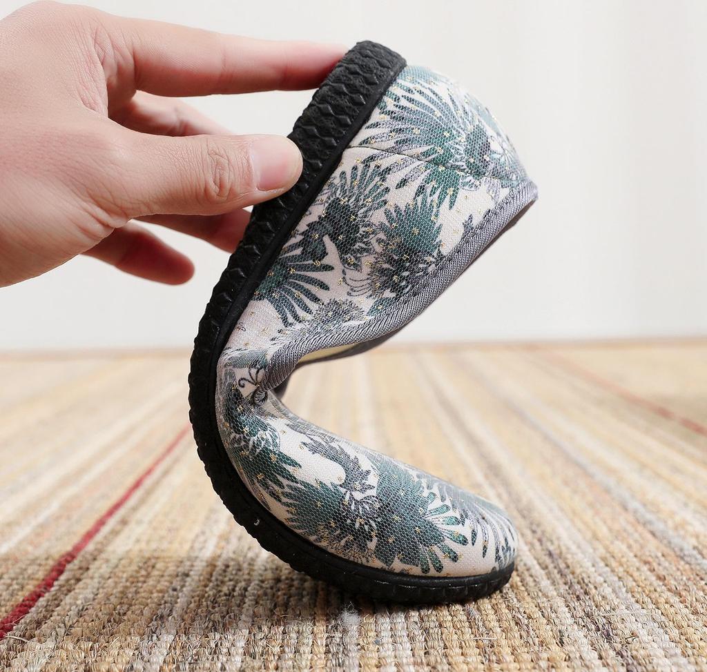 Lvtixin Women's Slip-On Soft Sole Shoes - Non-Slip, Flat, Ideal for Elderly and Middle-Aged Moms