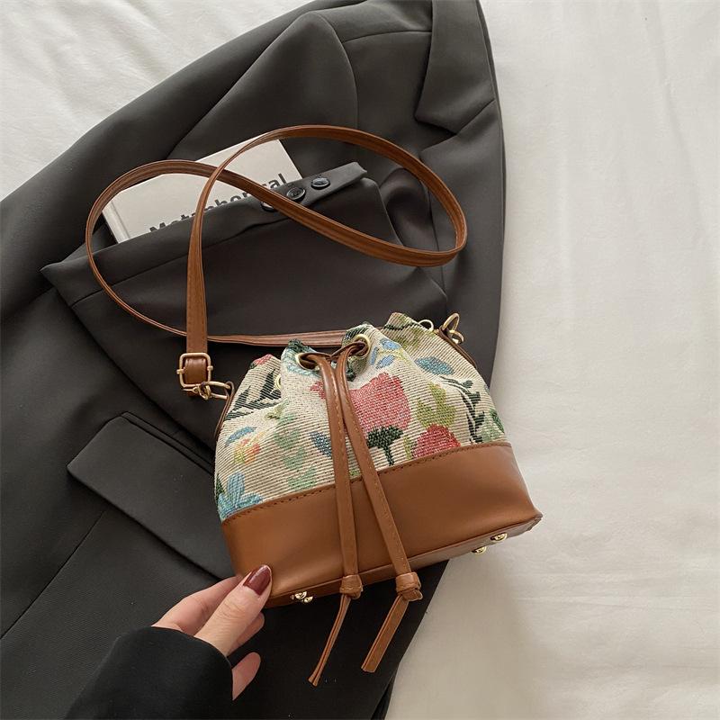 

Stylish and simple, niche contrasting colors, printed strap shoulder bag, women s 2025 spring new versatile and fresh messenger bag коричневый