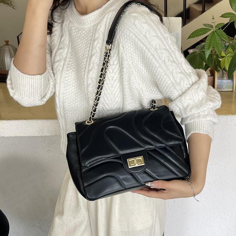 Popular bags New embroidered thread chain bag Delicate lock versatile shoulder messenger bag
