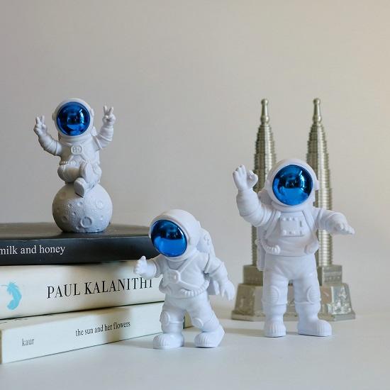 3 Pcs Astronaut Figurine Home Decor Astronaut Statue Study Office Desk Decor Showpiece Gift Decoration Accessories Outer Space PVC Sculpture