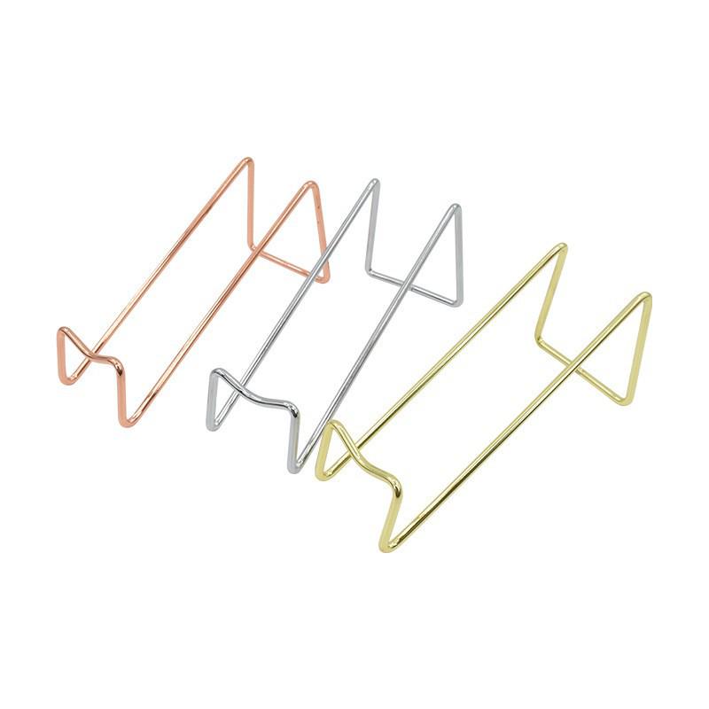 Roségoldenes Schmiedeeisen Weinregal - Eleganter geneigter Ausstellungsständer für Esstisch