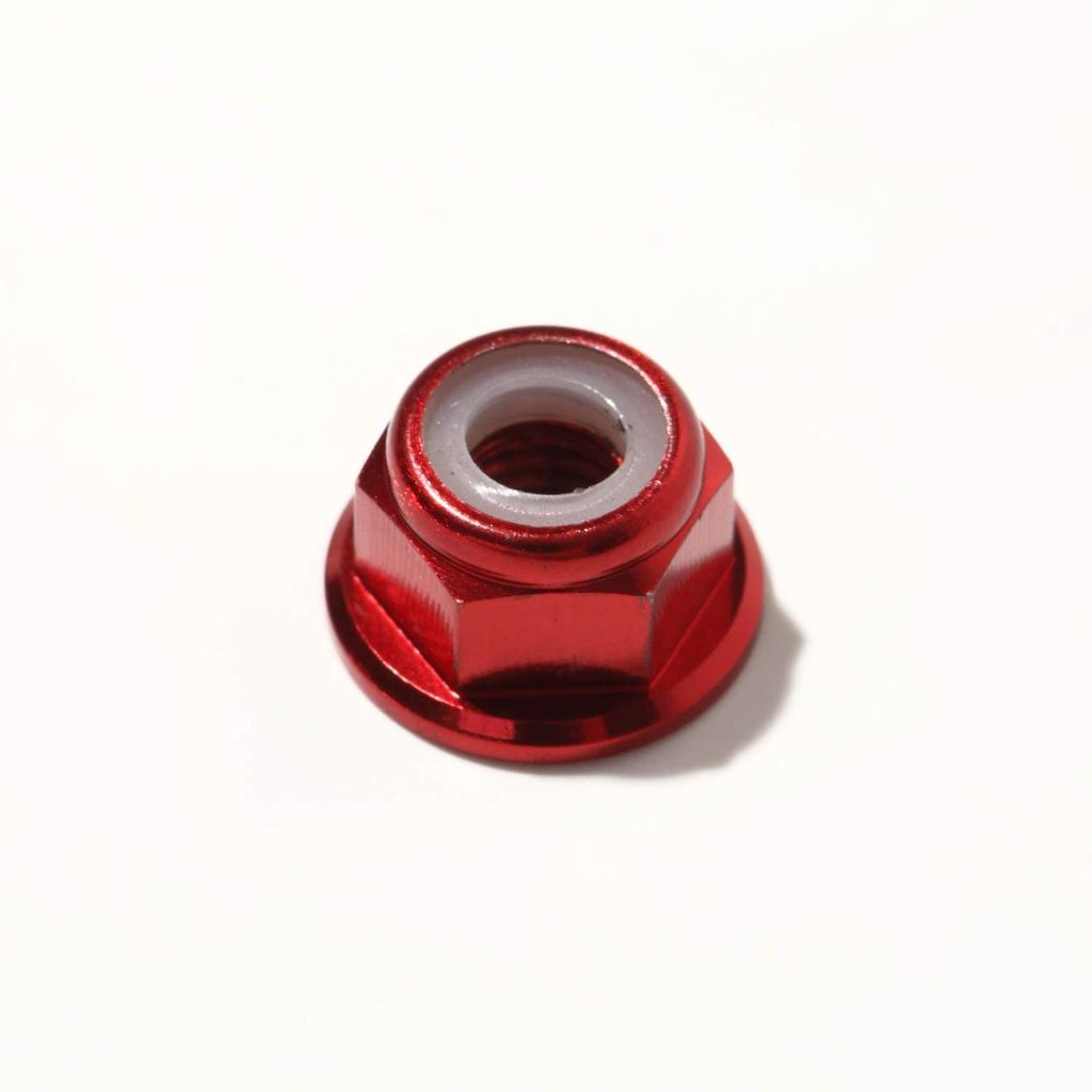 Set of 8 lightweight aluminum wheel nuts (4 blue, 4 red) for Tamiya 101 scale vehicles. Includes plastic flanges. Ideal for weight reduction and