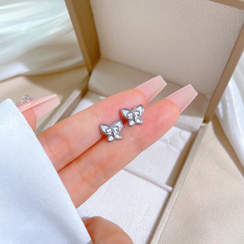 Cercei minimaliști tip stud din oțel titan cu sidef și trifoi cu patru foi - Design androgin pentru temperament individual și eleganță de banchet.