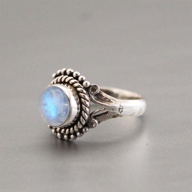 Massiver Mondstein-Ring aus rundem Edelstein aus 925er-Sterlingsilber, handgefertigter Designer-Ring, böhmischer Ring, Weihnachtsgeschenkschmuck