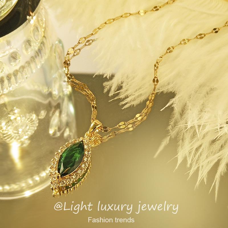 Collana con Ciondolo Farfalla Smeraldo: Catena Clavicola in Acciaio di Titanio di Lusso per Donne