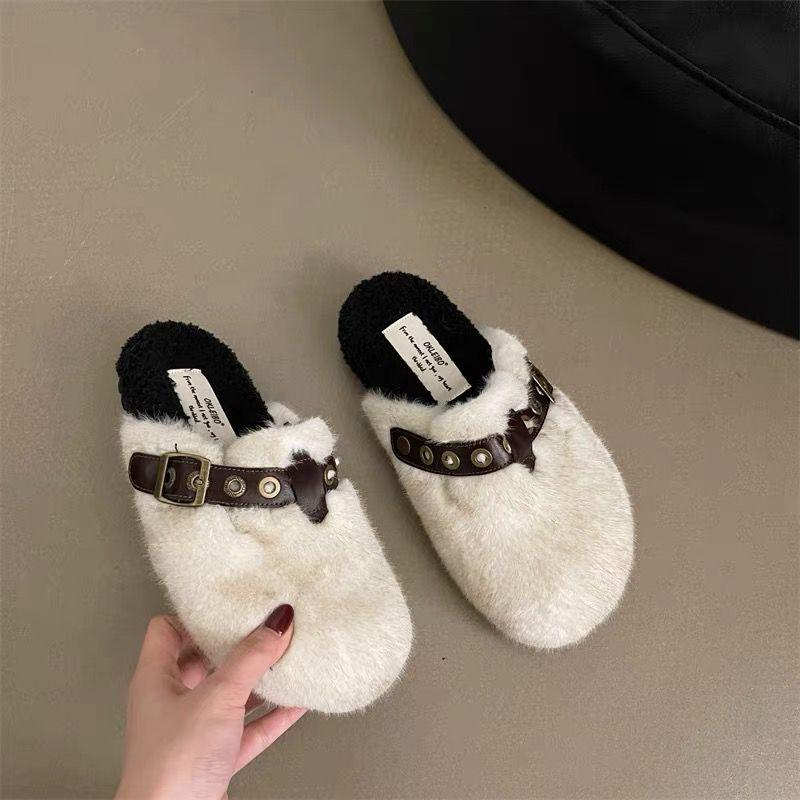 

Новые зимние теплые плюшевые тапочки 2024 года для женщин с закрытым носком из искусственного меха и хлопка, женские модные легкие мюли с пряжкой на плоской подошве 40 покинуть белый