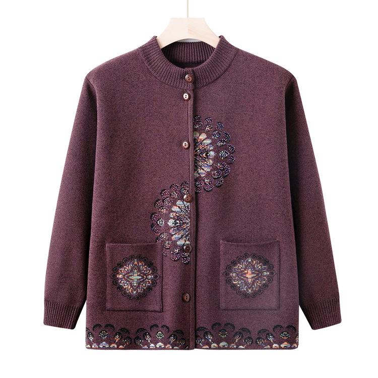 Sweaters In Autumn, Cardigan Sweaters for Middle-aged and Elderly People, and Mother Wears Autumn Round Neck Shirts In Early Autumn.