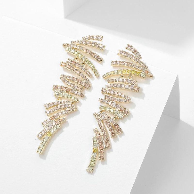 

Преувеличенное и атмосферное банкетное платье в сочетании с модными серьгами дизайнерского стиля, геометрическими, креативными серьгами с неровными линиями золотистый