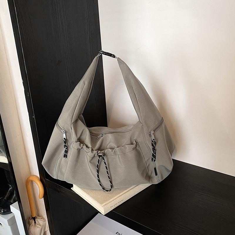 Large capacity nylon cloth pleated bag women's autumn leisure 2025 new leisure messenger large bag commuter dumpling bag