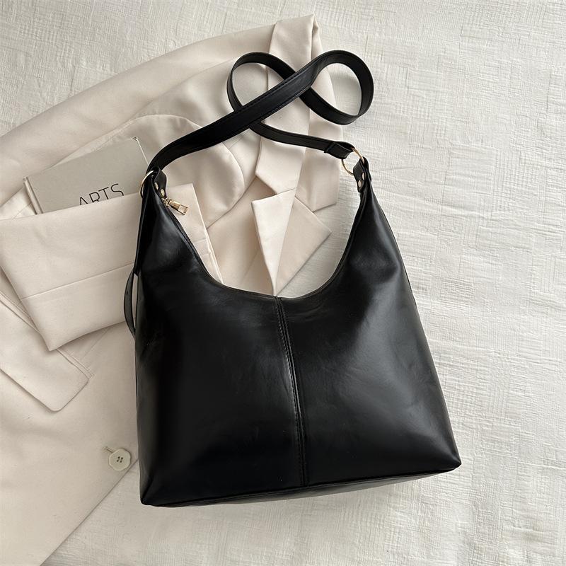 Retro commuting texture 2025 casual large capacity popular this year Korean version temperament underarm tote shoulder bag women's bag