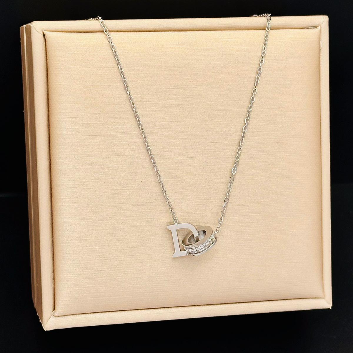 

Ожерелье с буквой D, женский нишевый дизайн, простой онлайн-стиль знаменитости, легкое роскошное ожерелье с подвеской, цепочка на ключицу, не выцветает. серебряный