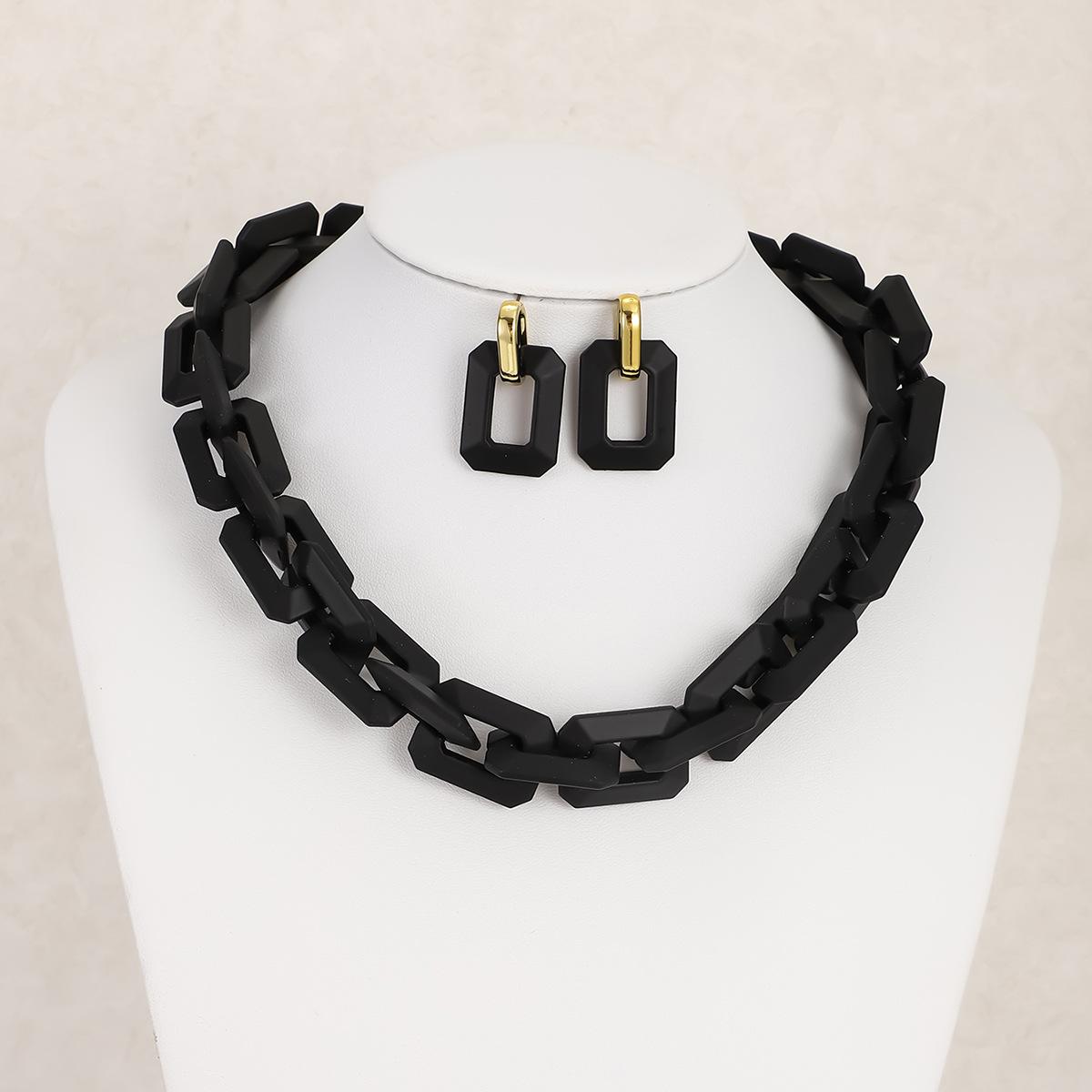 

Модные украшения для женщин чёрный