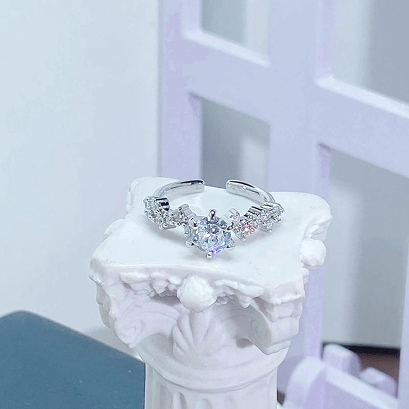 Exquisiter Light Luxury Mikro-Inlay Zir*****Stiftring, Nischendesigngefühl, High-Fashion-Temperament, Super Flash Ring Frau