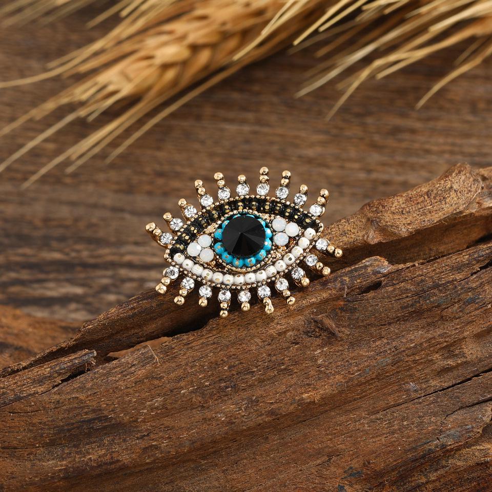 

Retro Freshwater Pearl Evil Eye Brooch Rhinestone Lapel Pin for Outerwear