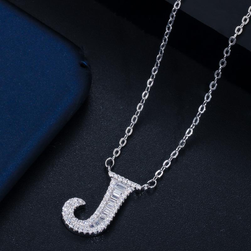 Wife'S Romantic Trip With 26 English Letters Collarbone Chain Pendant, Slightly Inlaid Zircon-Plated Platinum Necklace