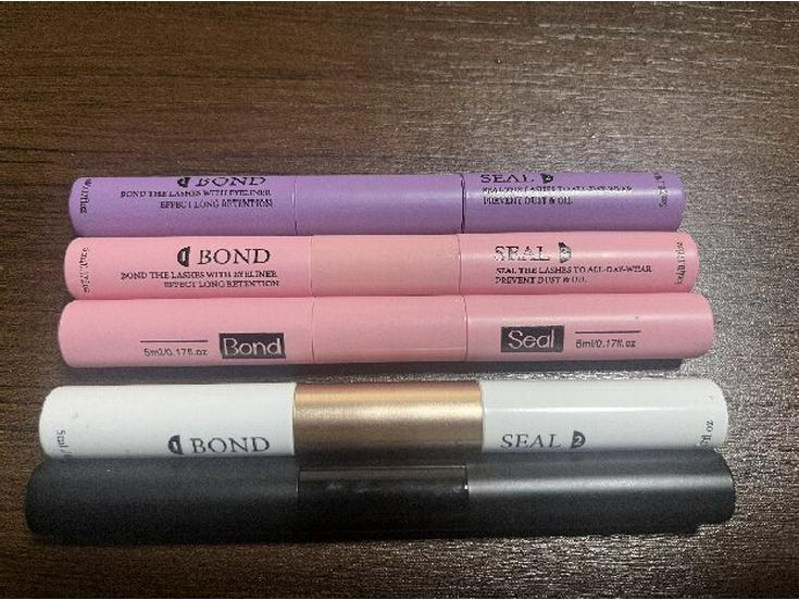 Double-Ended Quick-Dry Pom-Pom Mascara: Frosted Finish, Gentle & Waterproof Formula.