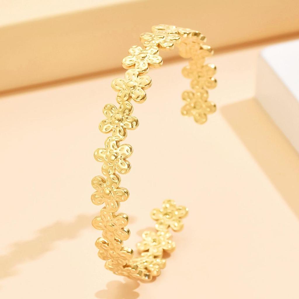 18K Gold-Plated Stainless Steel C-Shaped Open Bangle with Fashion Fresh Flower Design