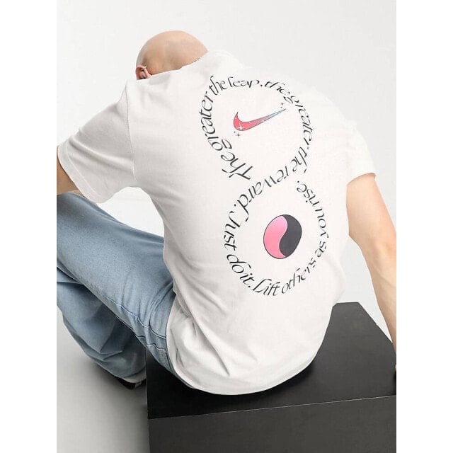 

Белая футболка с логотипом на спине Nike