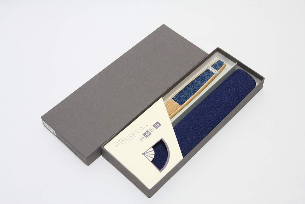 fan with fan in a presentation made in Japan navy [Hasegawa] Men's Kyoto-style case, box, (Seigaiha pattern, blue)