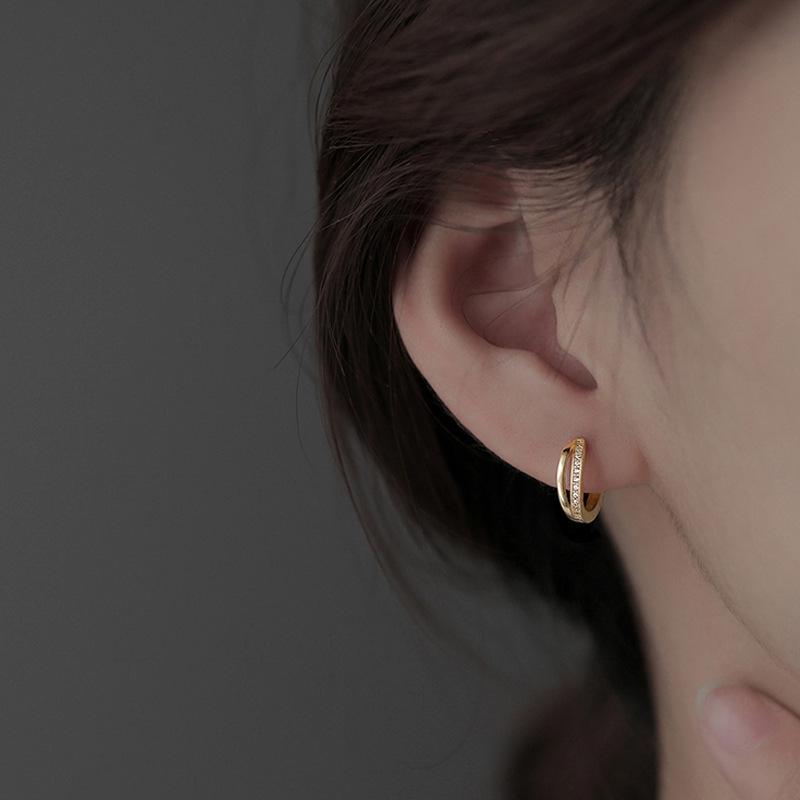 2024 Trend Women's Light Luxury Wave Ear Cuffs - High-End Fashion Hoops with Niche Design