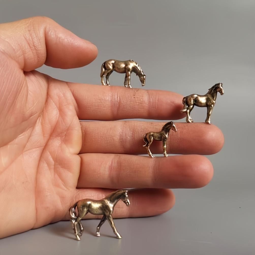 Miniature Figurine di Cavallo con Coda Lunga in Ottone Antico Ornamento Feng Shui Animale dello Zodiaco in Rame Mini Artigianato da Scrivania Decorazione per la Casa