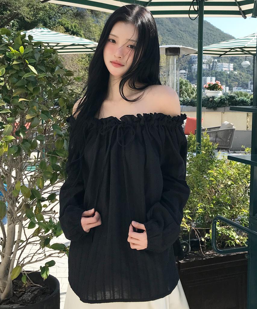 LETTER FROM MOON Leaf One-Shoulder Frill Blouse (Black)
