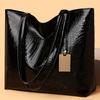 Fashionable and Versatile Single Shoulder Tote Bag, Zipper Closure, Vintage Metal Glossy Handbag, Women's Commuting Party Bags