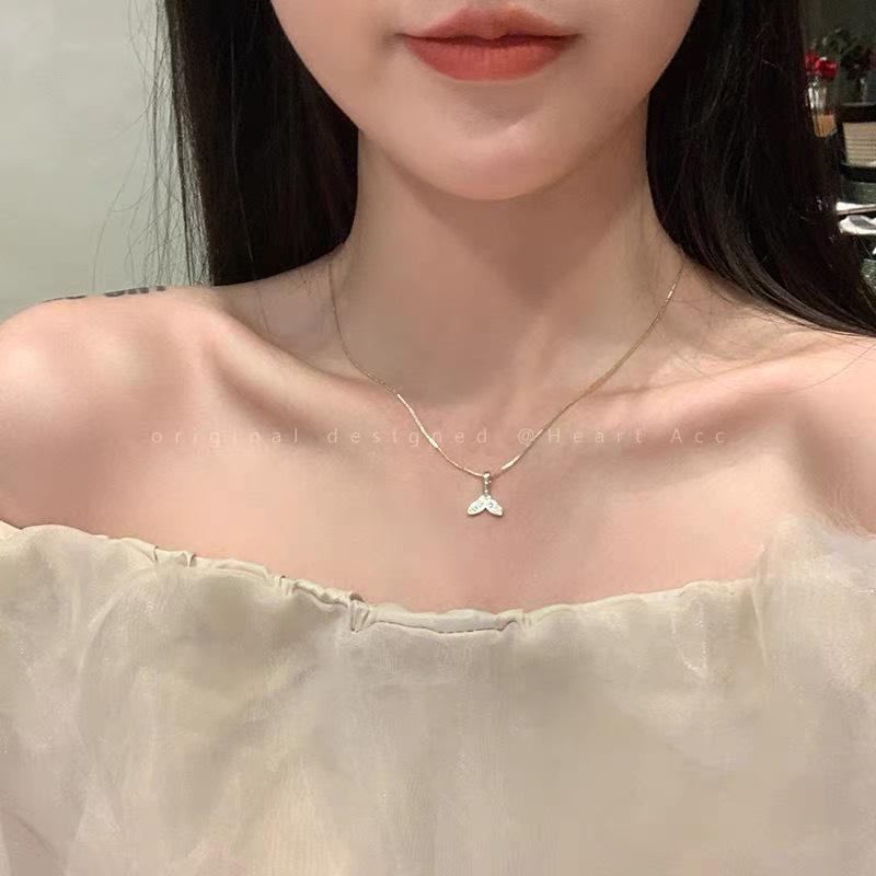 

Women s Gold Fishtail Pendant Necklace - Trendy Luxury Clavicle Chain