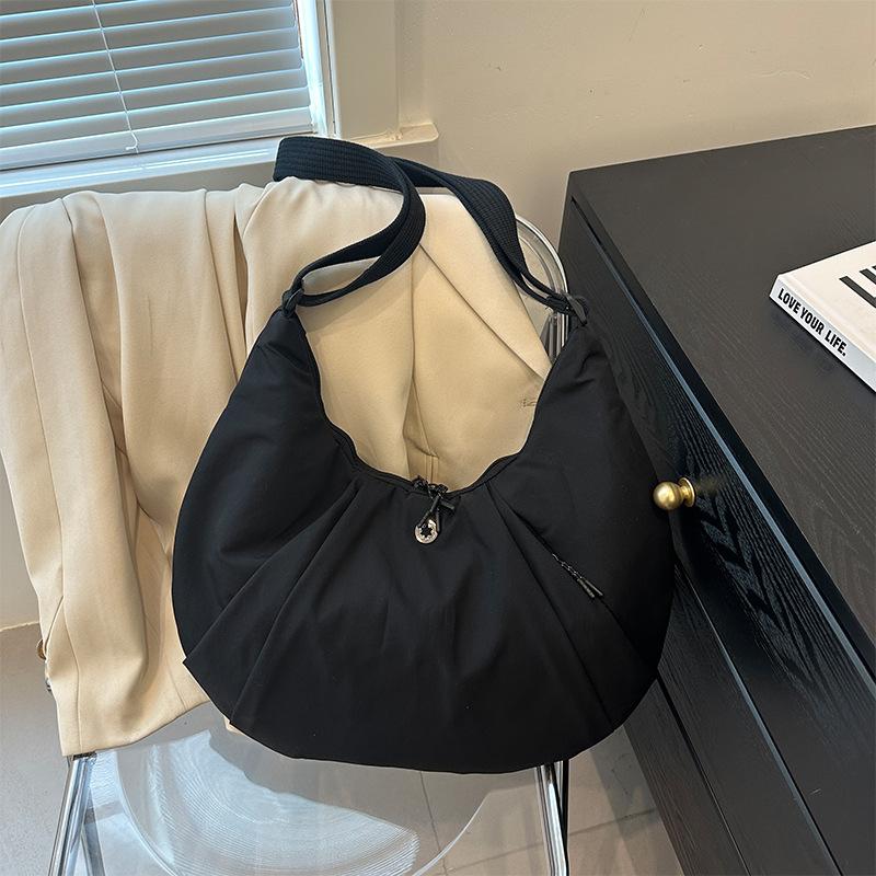 

Вместительная простая плиссированная сумка-полумесяц, модная повседневная наплечная сумка для выхода в свет, для поездок на работу, универсальная женская сумка-мессенджер one size fits all чёрный