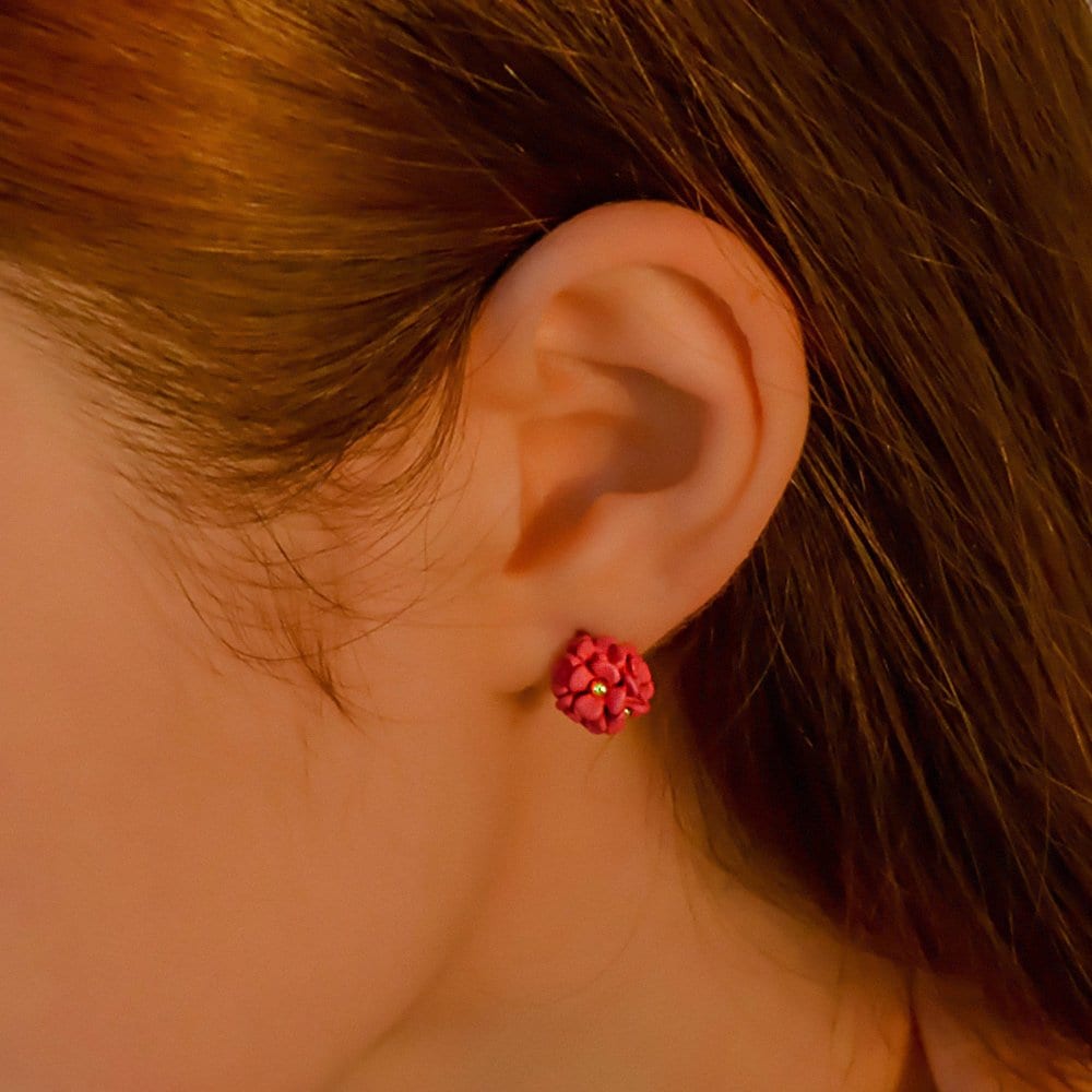 

[Worn by Itzy Ryujin, Kim Yuna, and Jang Doyeon] Mini Hydrangea Stud Earrings Red
