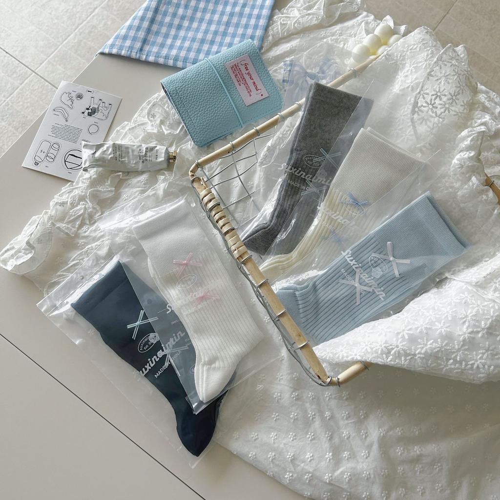 Thin Ballet Style Socks With Solid Color Buttons And Bows Tied With Gray Mid-Tube Piles Of Socks