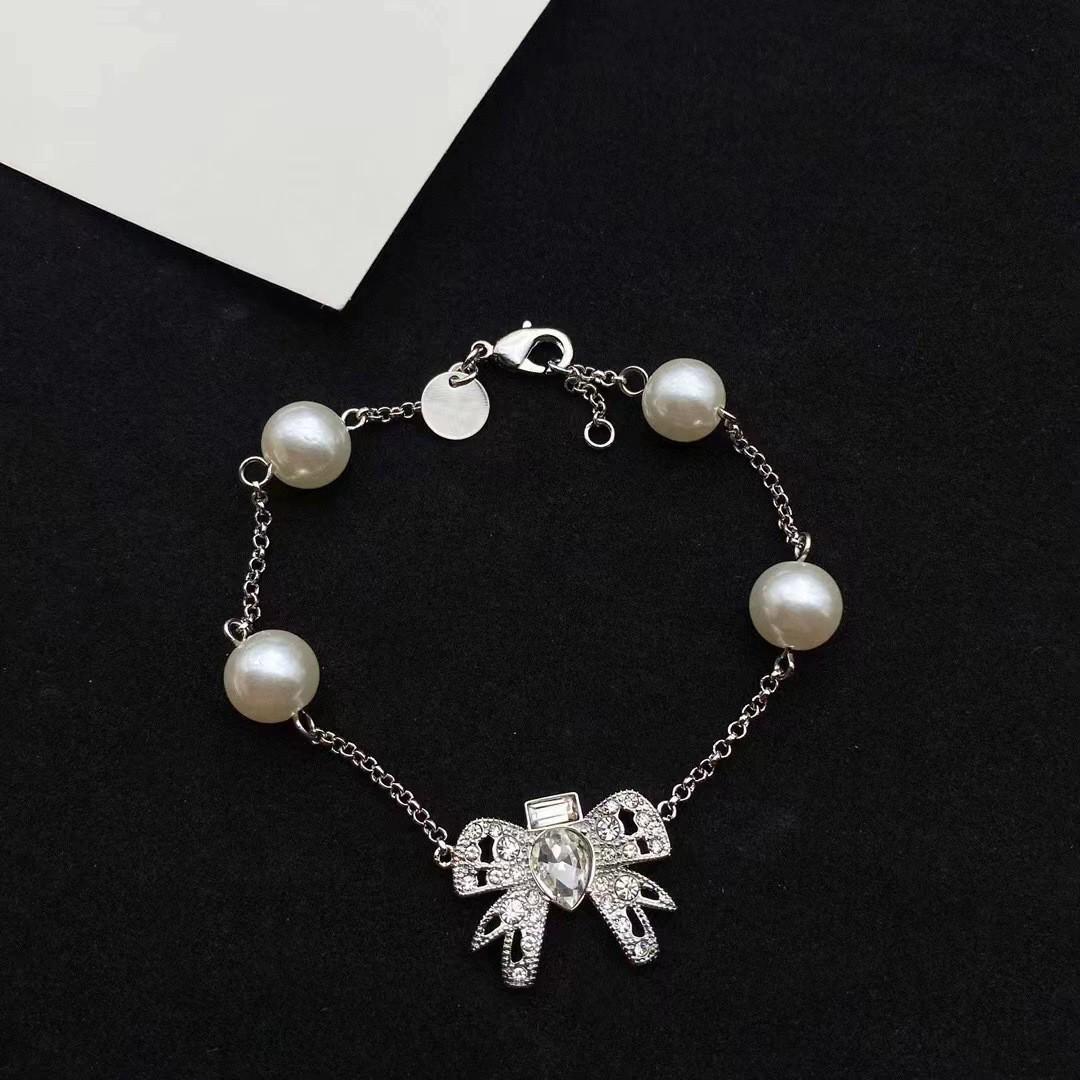 

Miu Miss Элегантный Жемчужный Бант Французская Цепочка на Ключицу Набор Ожерелье и Браслет - Универсальная Мода для Женщин