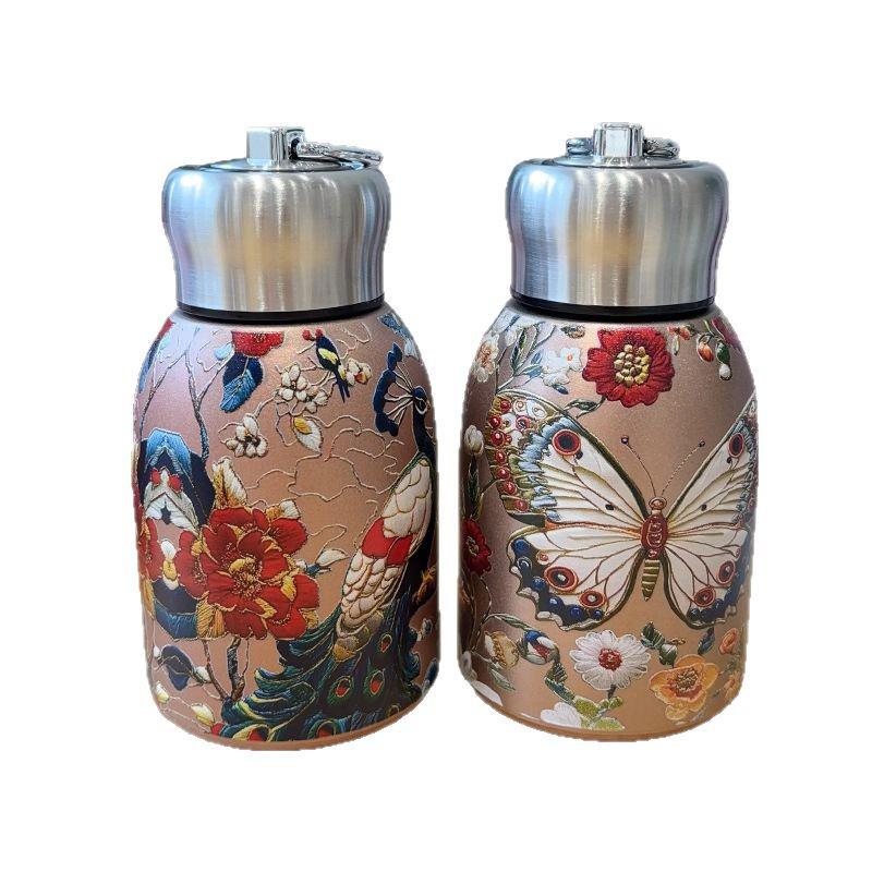 Elegantní retro zlatý motýl páv izolovaný módní hrnek - kreativní dárek pro dámy