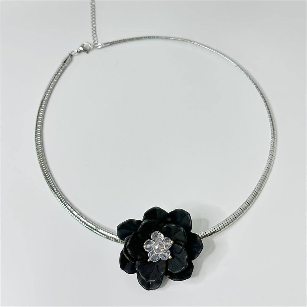 Tooxika Lüks Küçük Üç Boyutlu Siyah Çiçek Yaka Moda Yüzle Uyumlu Choker Köprücük Kemiği Kolyesi