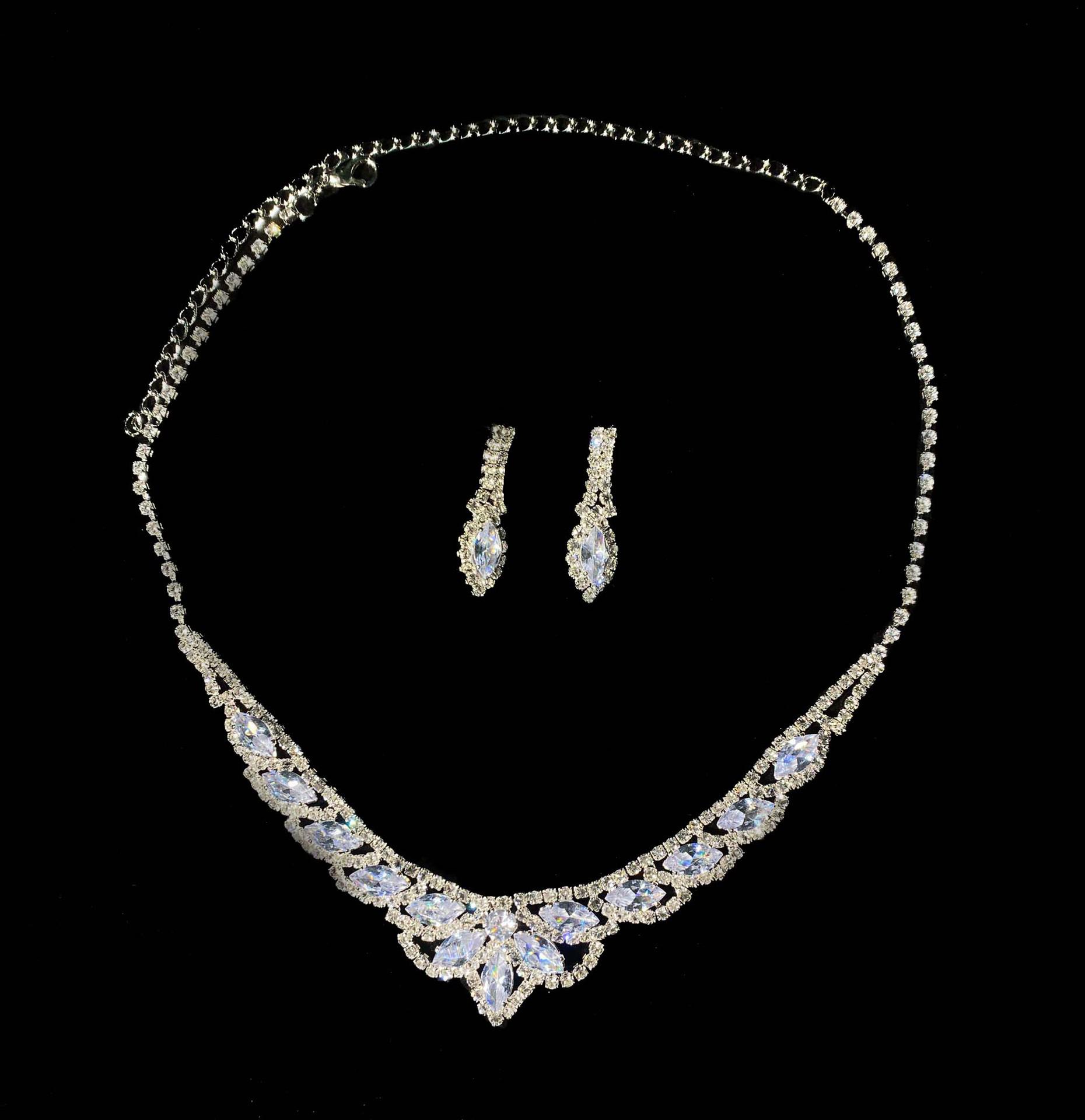 

Elegant Tassel Necklace for Formal Bridal or Evening Wear срібний