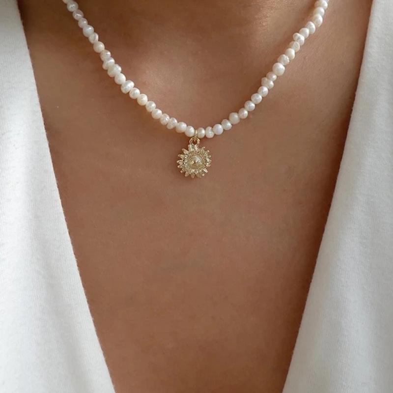 Hot Selling, Fashion Temperament Alloy Sun Pendant Necklace Light Luxury Niche Pearl Jewelry Necklace Women