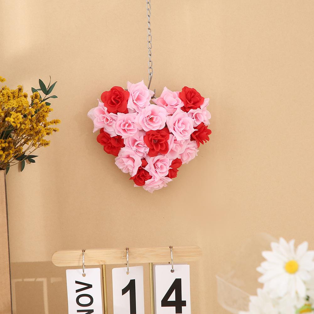 Appeso a Parete a Forma di Cuore per San Valentino con Rose Artificiali Rosse – Ornamento Decorativo Romantico