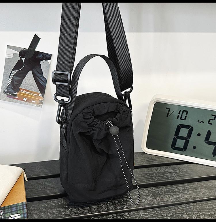 

New trendy sports drawstring mobile phone bag light and fashionable commuting outdoor leisure messenger women s bag чорний