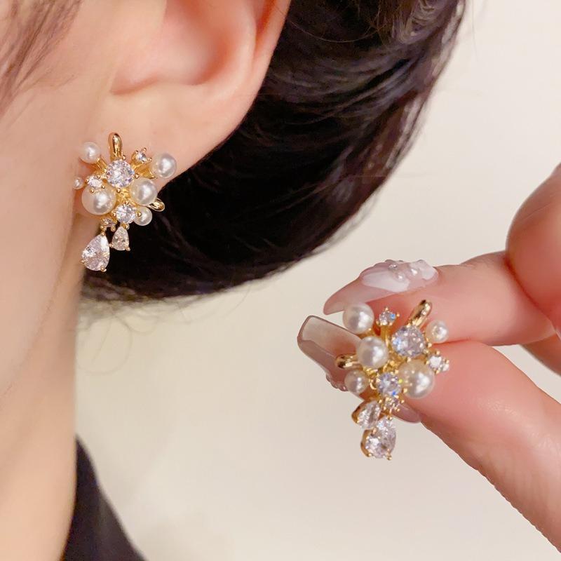 2025 New Korean Version Niche Light Luxury Fashion Design with Rhinestones Inlaid Pearl Fireworks Exquisite Earrings for Women