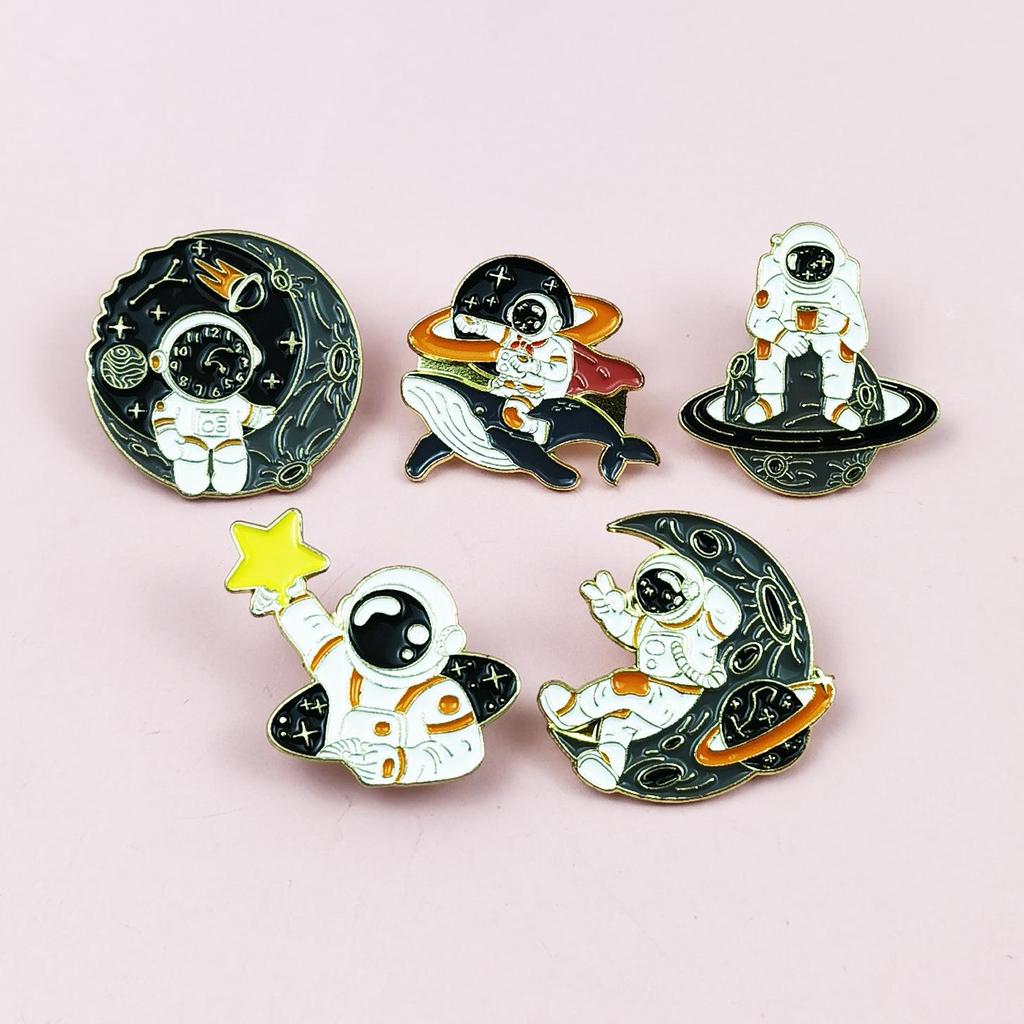 Versatile Astronaut Brooch: Interstellar Exploration Drip Oil Alloy Badge for Clothes, Hats, and Bags