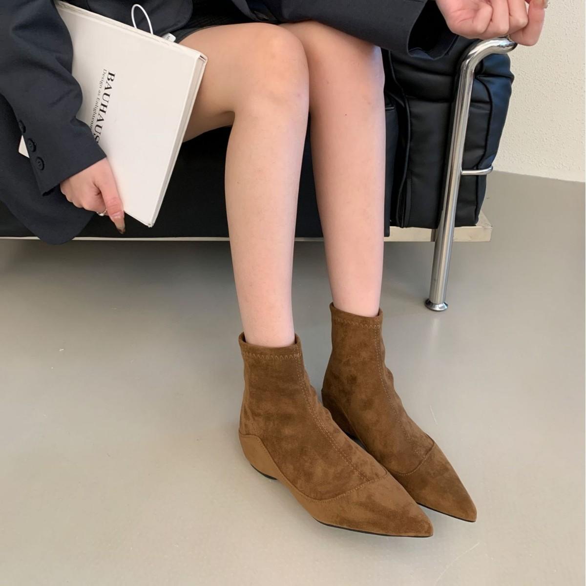 

2025 новая корейская версия заостренные замшевые вставки внутренняя высота каблука низкий голенище задняя молния ботинки Мартин 39 верблюд