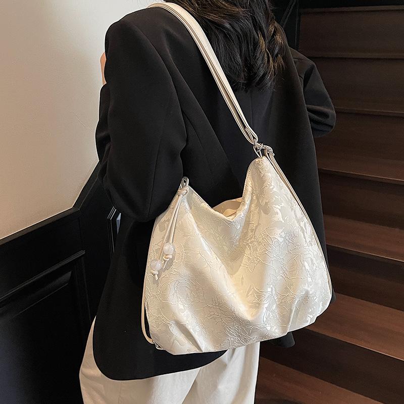 Large-capacity bag women's 2025 spring new niche simple casual versatile shoulder messenger bag fashionable tote bag