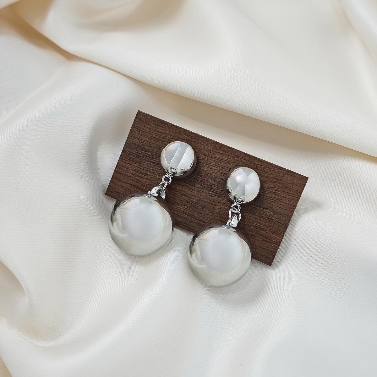 

Минималистичные женские серьги-капли в форме геометрического круга с роскошным ощущением высокого класса, индивидуальностью и крутым стилем