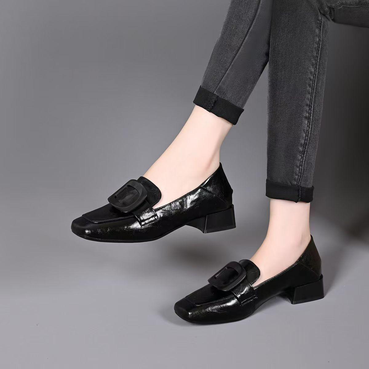 

Британские ретро туфли из кожи с квадратным носком удобны и универсальны, а женщины носят лоферы из мягкой кожи на мягкой подошве и толстом каблуке. 39 чёрный