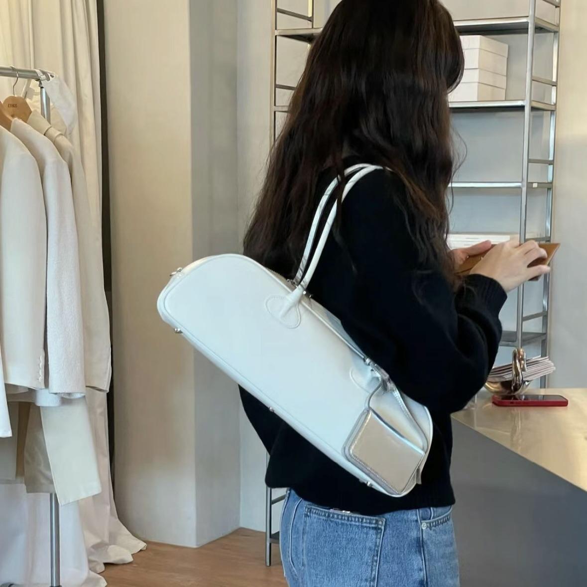 

Нишевый дизайн кожаной сумки-багета большой вместимости на одно плечо белый