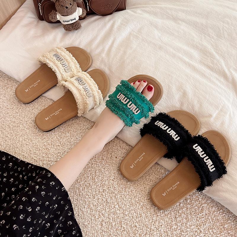 French Small Fragrant Style Slippers Women's Summer Wear 2025 New Internet Celebrity Fashion Rhinestone Flat Bottom Beach Sandals