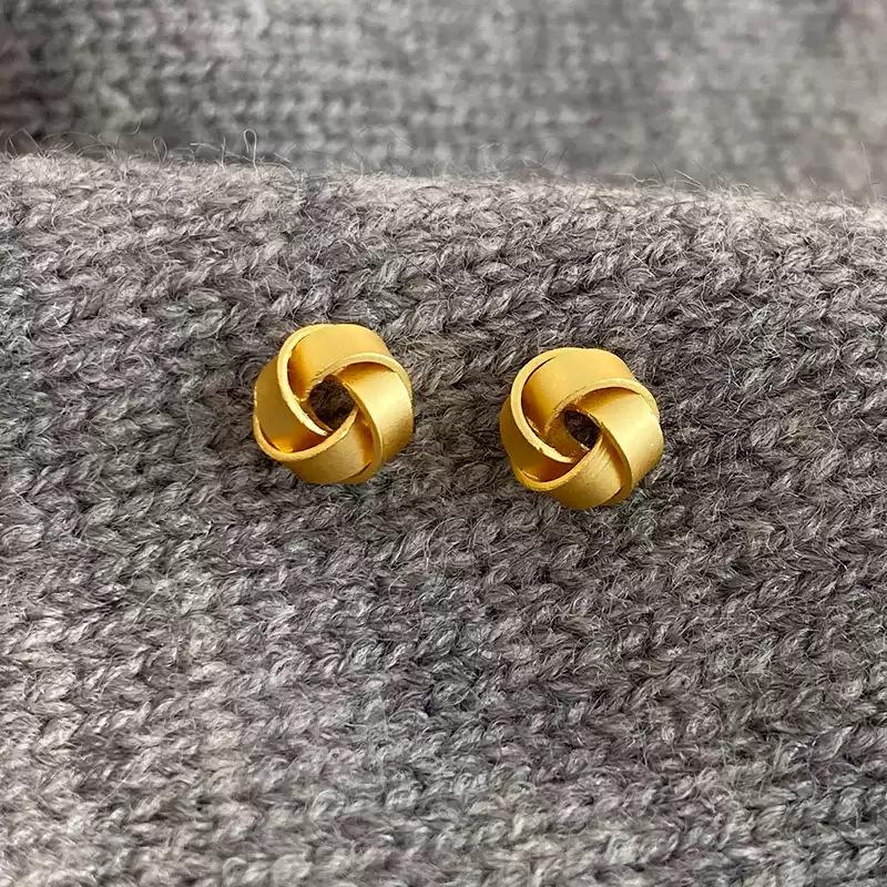 Light Luxury Senior Sense of Simplicity Winding Earrings Retro Compact Matte Gold Exquisite Unique Niche Vintage Ladies Accessories Elegant Jewelry